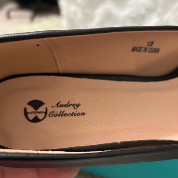 Audrey Collection Black Pointed Toe Heels - Picture 2 of 6